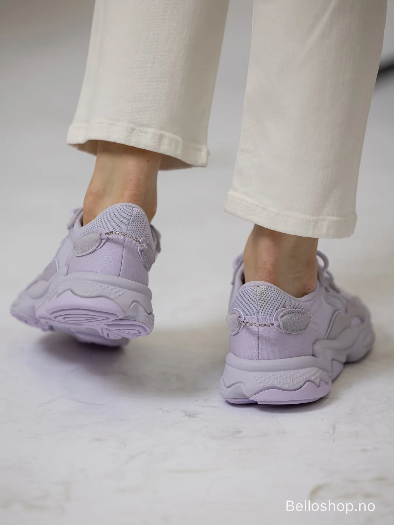 Adidas OZWEEGO sneaker i lys lilla