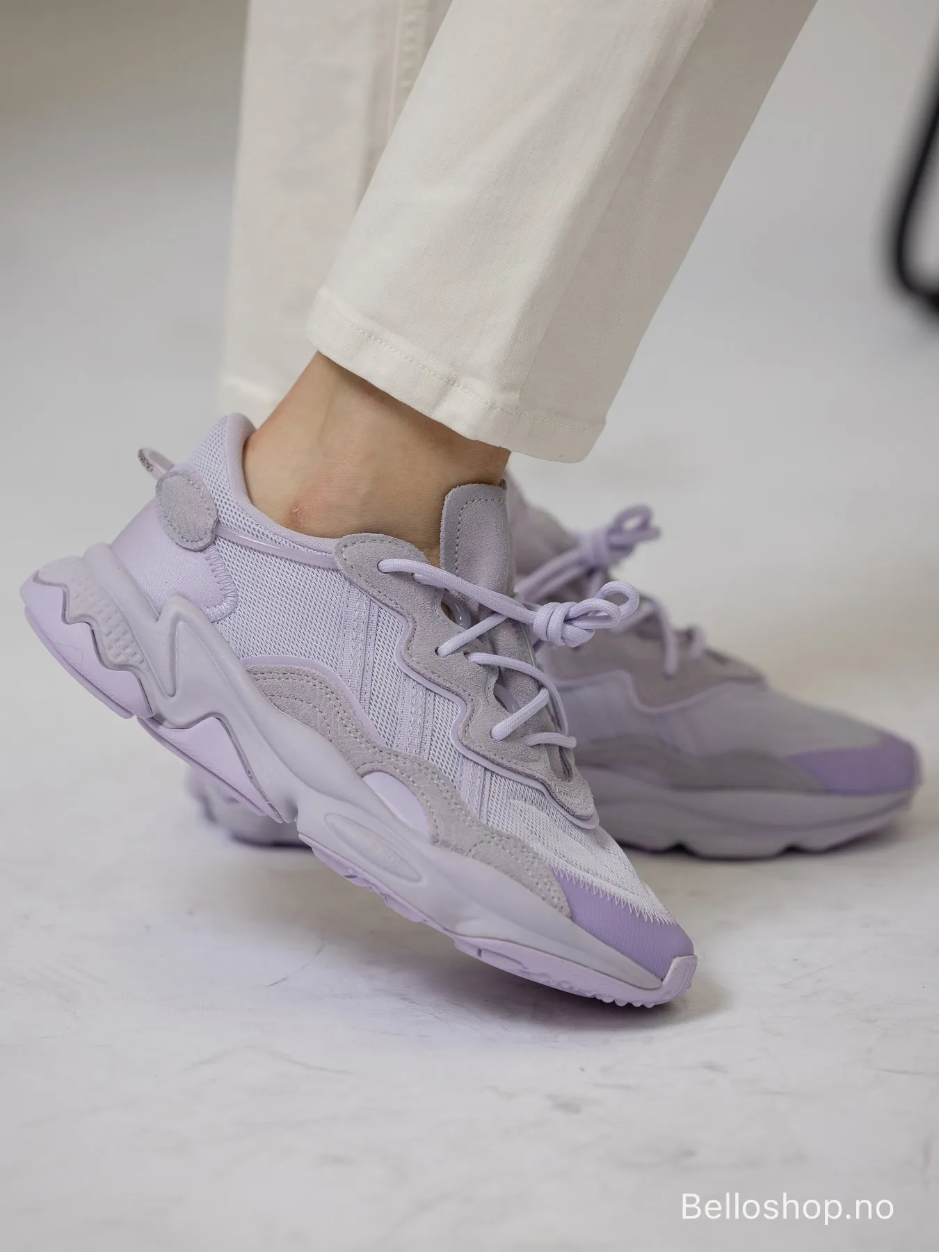 Adidas OZWEEGO sneaker i lys lilla