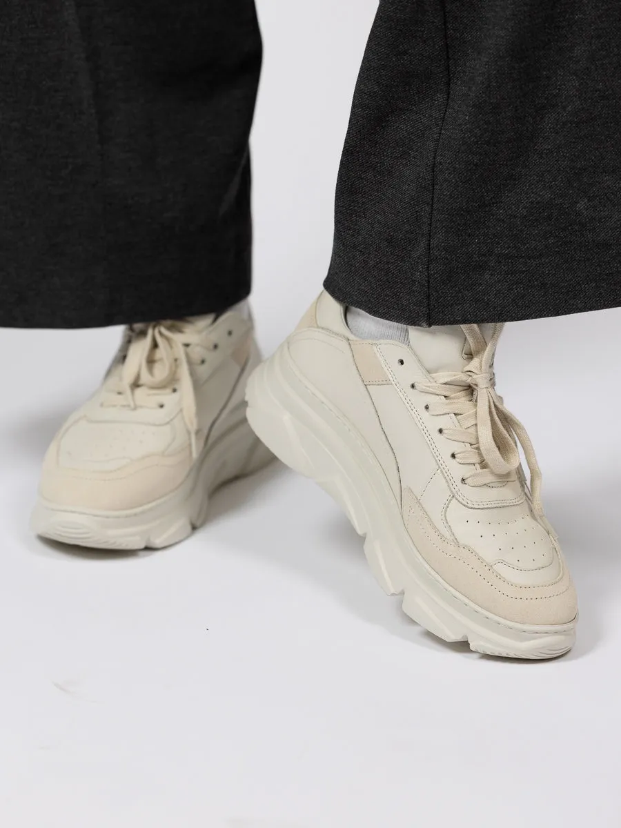 COPENHAGEN STUDIO Kremfarget skinnsneaker med detaljer i semsket skinn