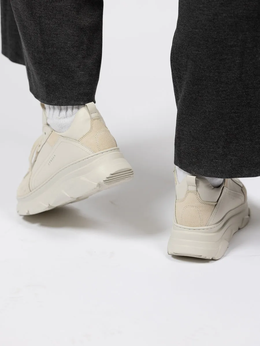 COPENHAGEN STUDIO Kremfarget skinnsneaker med detaljer i semsket skinn