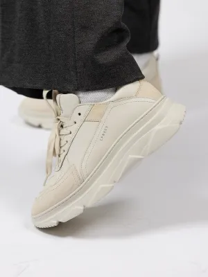COPENHAGEN STUDIO Kremfarget skinnsneaker med detaljer i semsket skinn