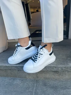 GIO  Hvit sneaker med sort og hvit snøring