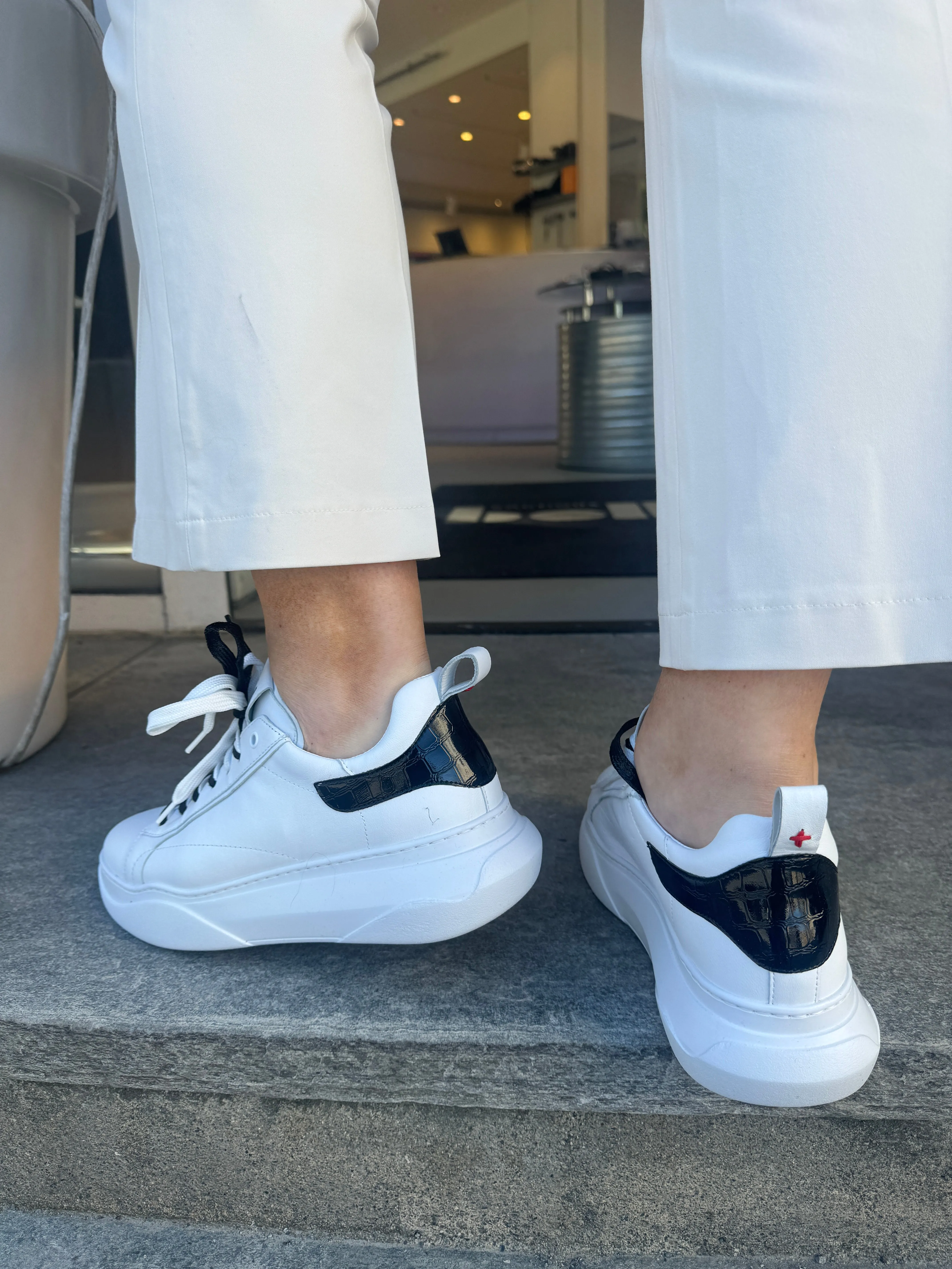 GIO  Hvit sneaker med sort og hvit snøring