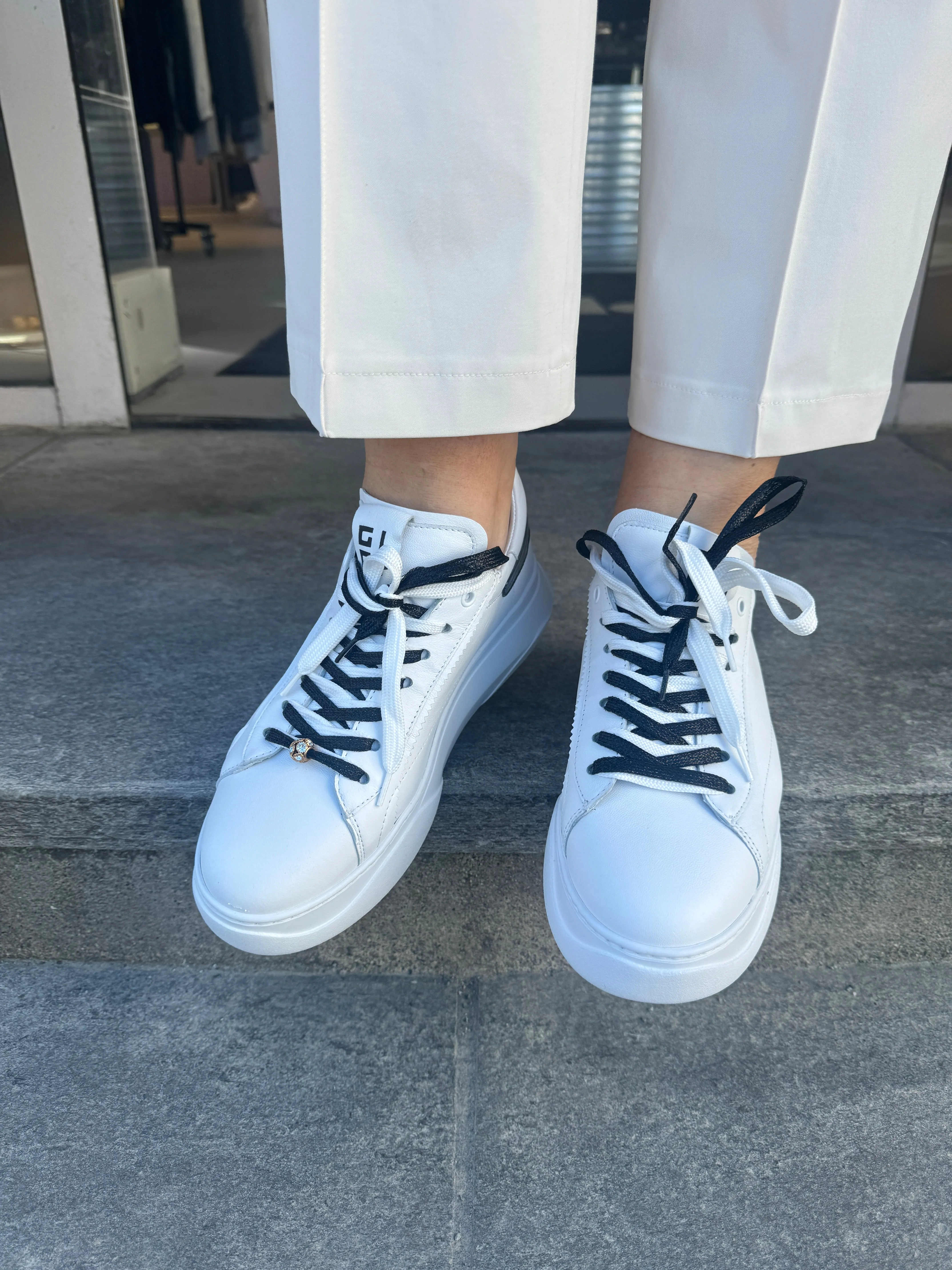 GIO  Hvit sneaker med sort og hvit snøring