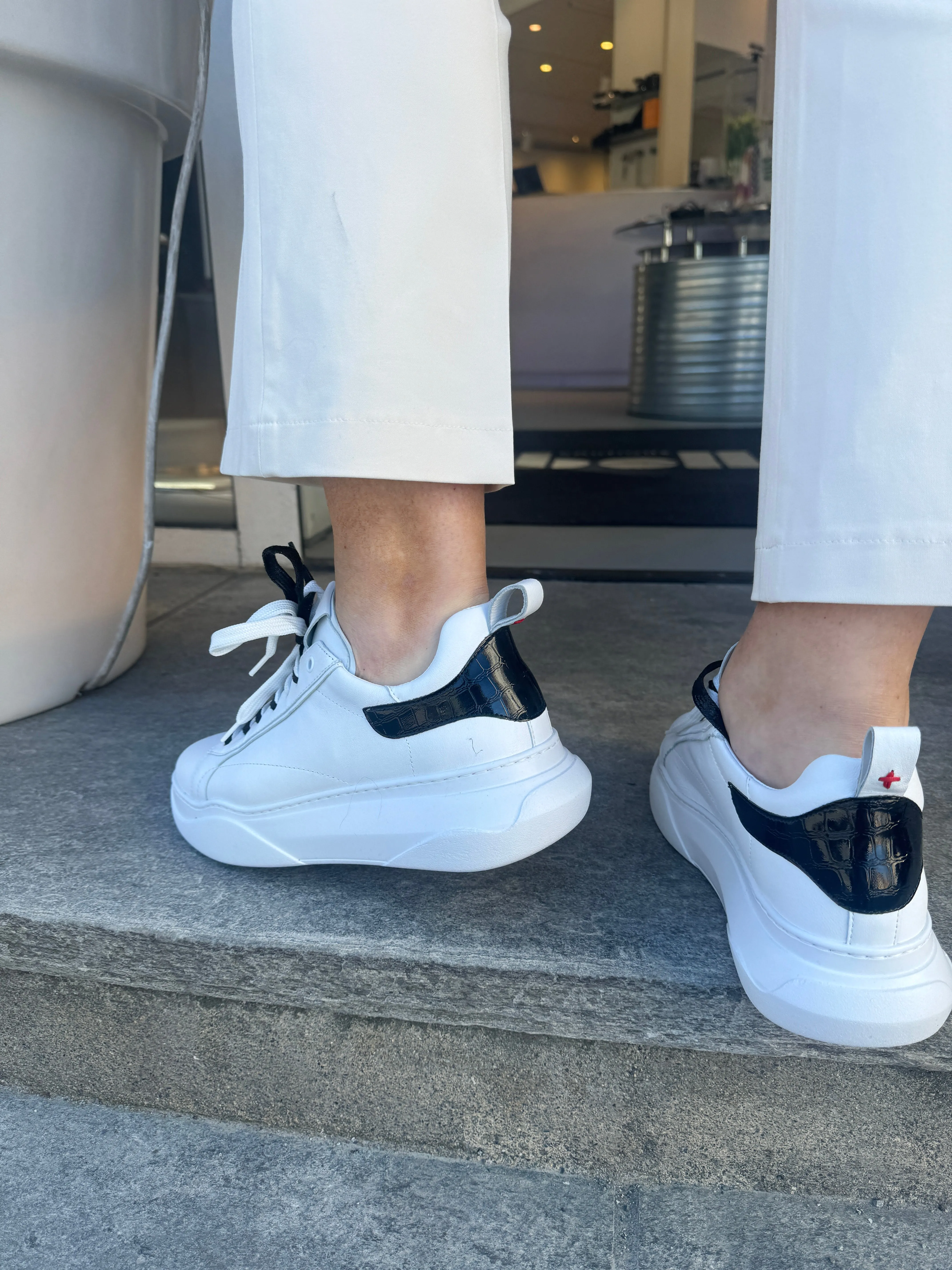 GIO  Hvit sneaker med sort og hvit snøring
