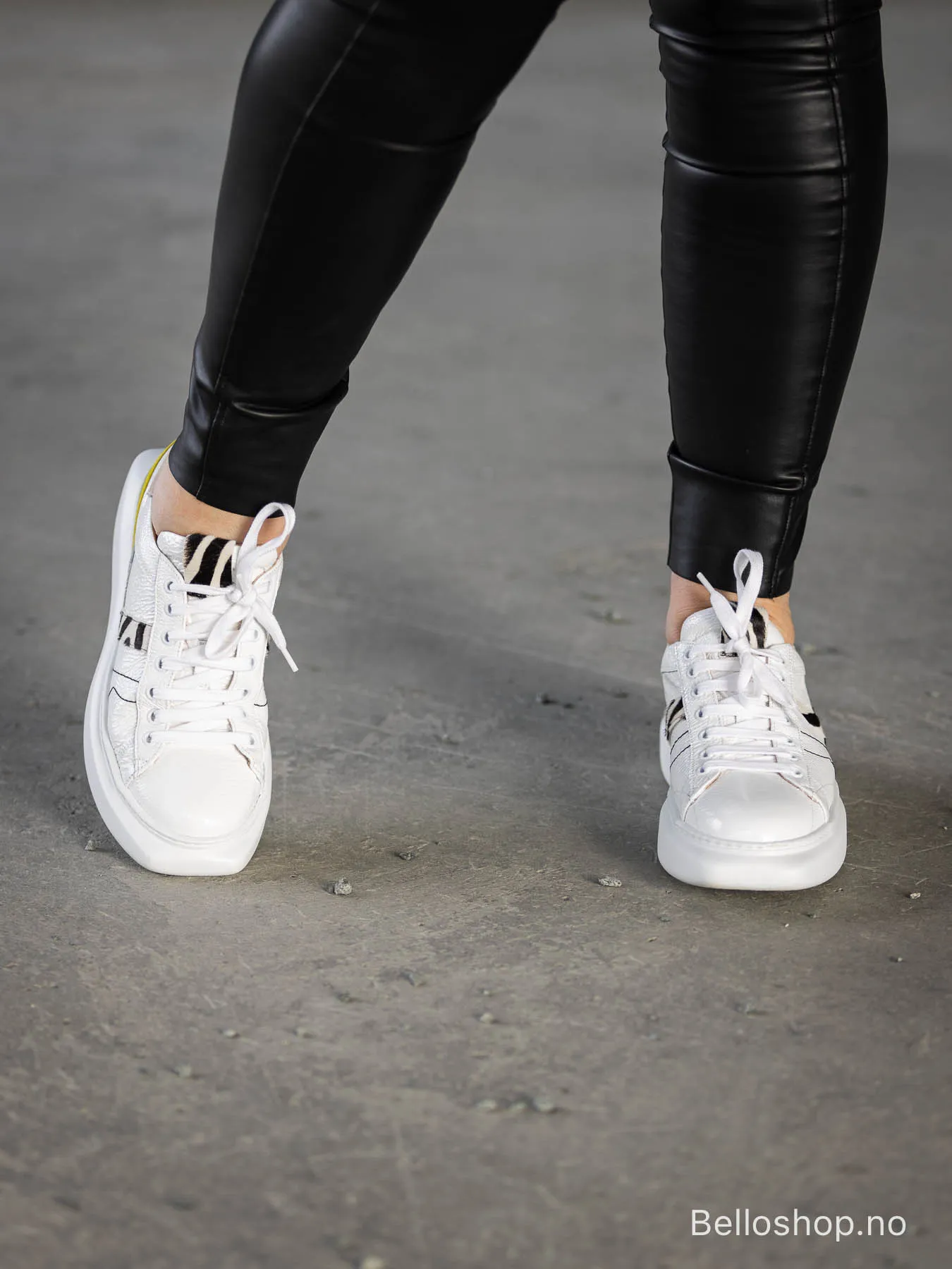 Laura Bellariva Hvit sneaker i lakk med gul og zebra