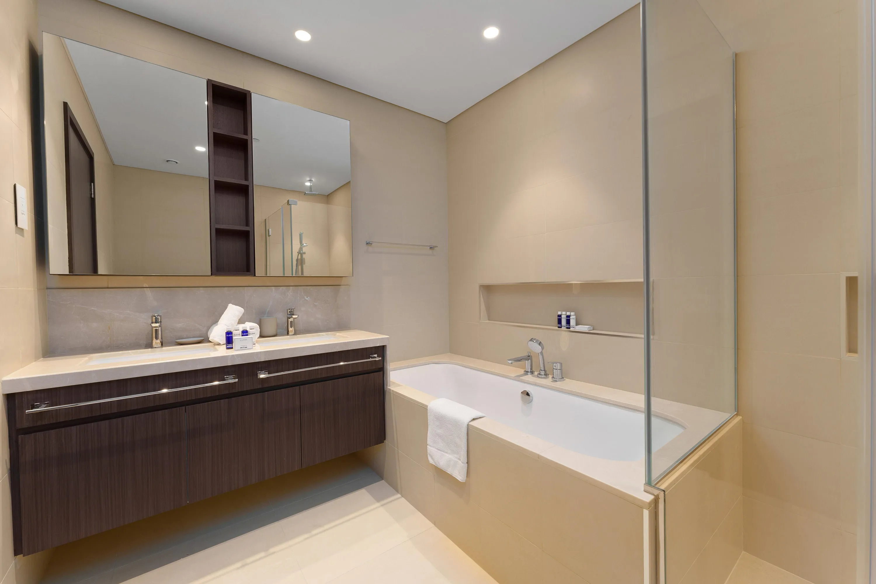 Luxury Apt w/ Burj Khalifa Vw & Direct Mall Access