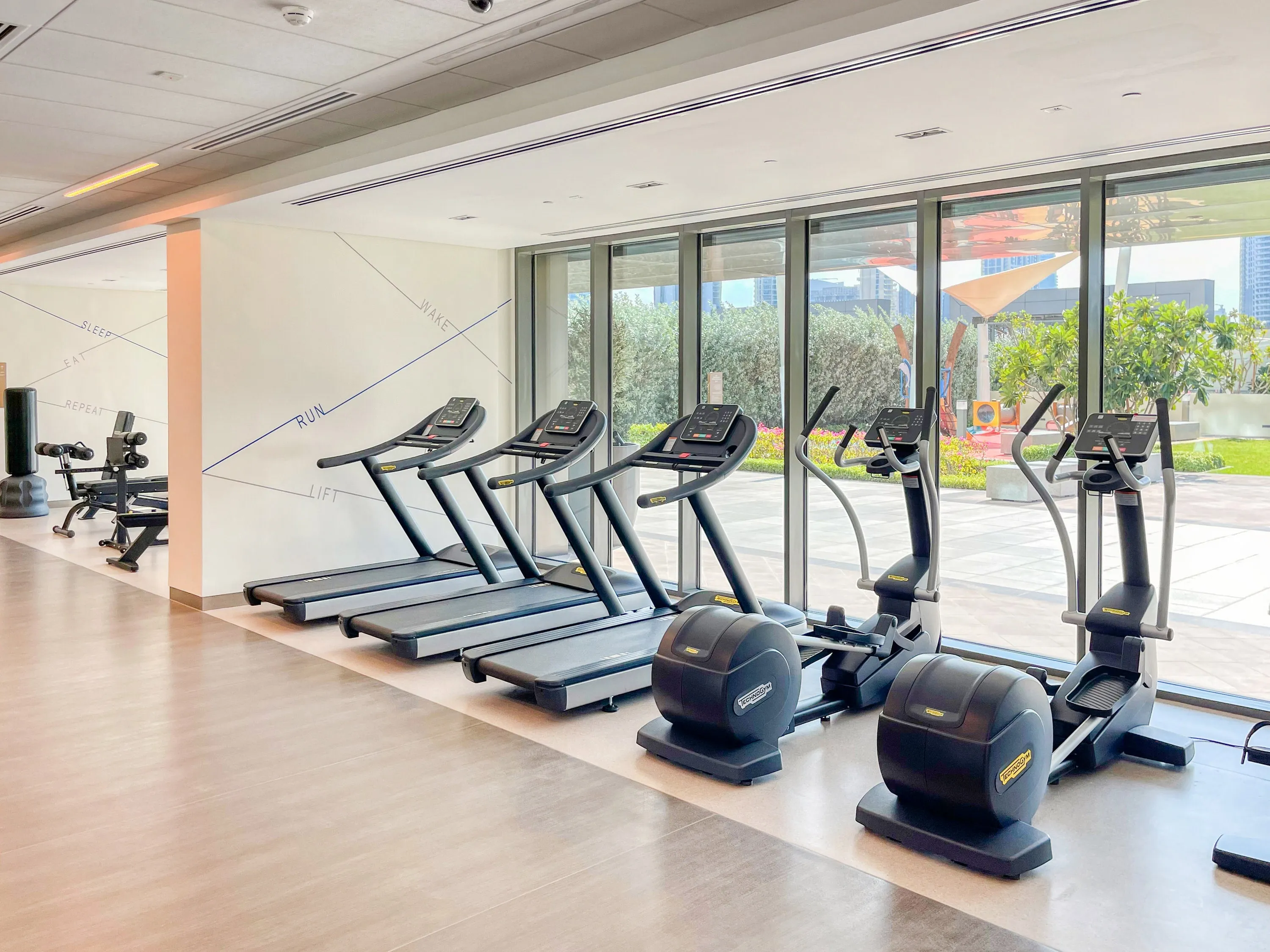 Luxury Apt w/ Burj Khalifa Vw & Direct Mall Access