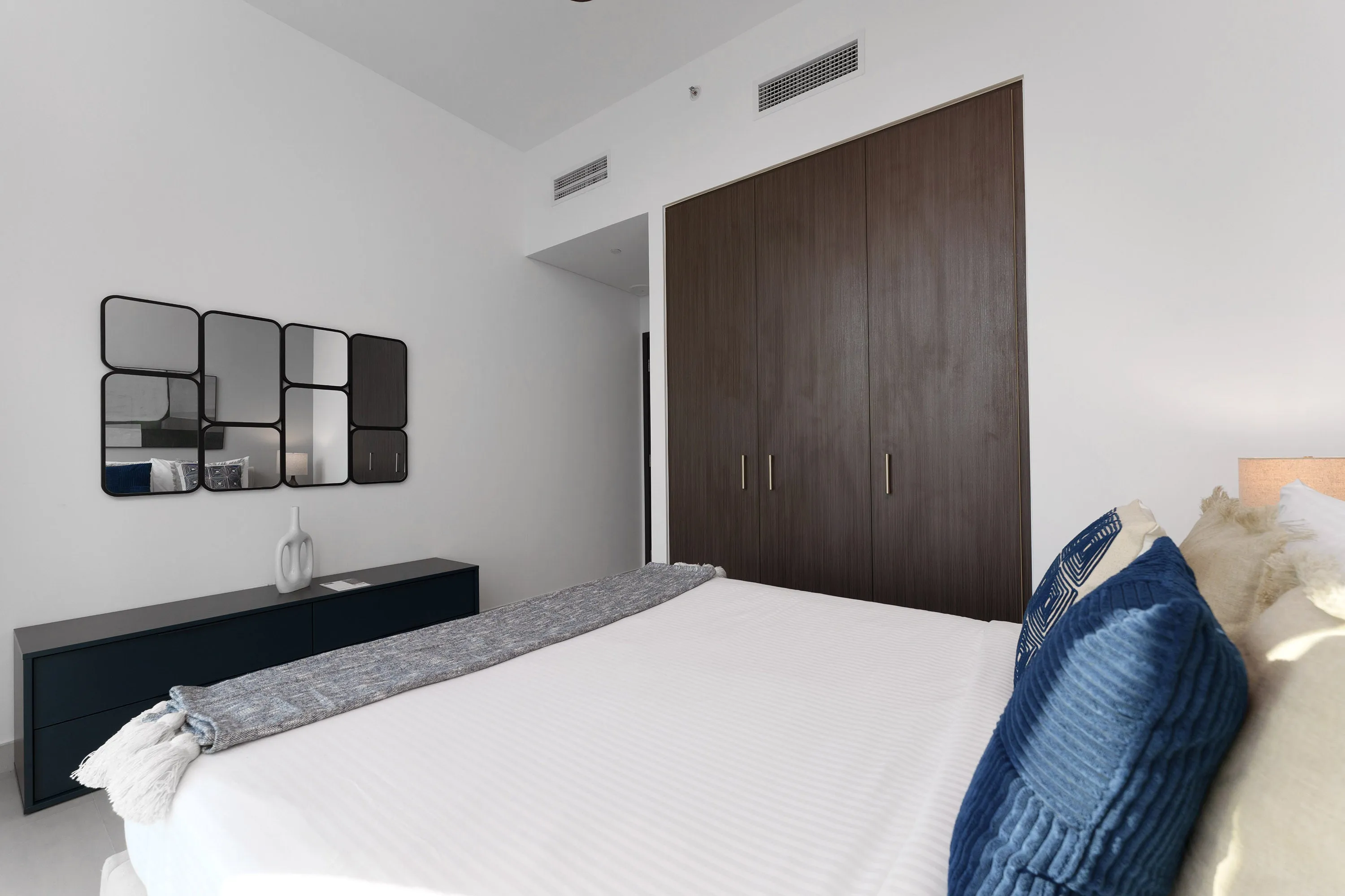 Luxury Apt w/ Burj Khalifa Vw & Direct Mall Access