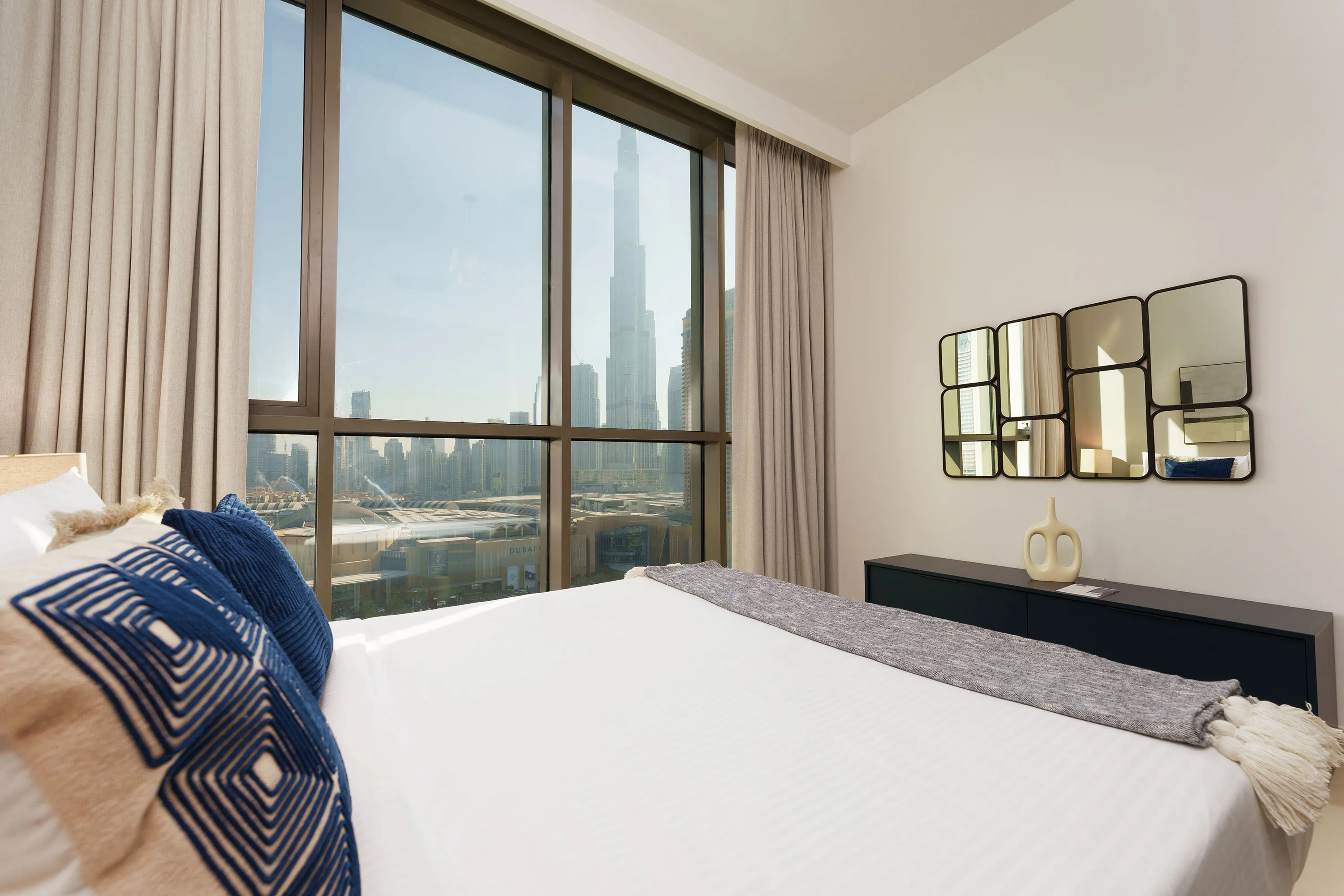 Luxury Apt w/ Burj Khalifa Vw & Direct Mall Access