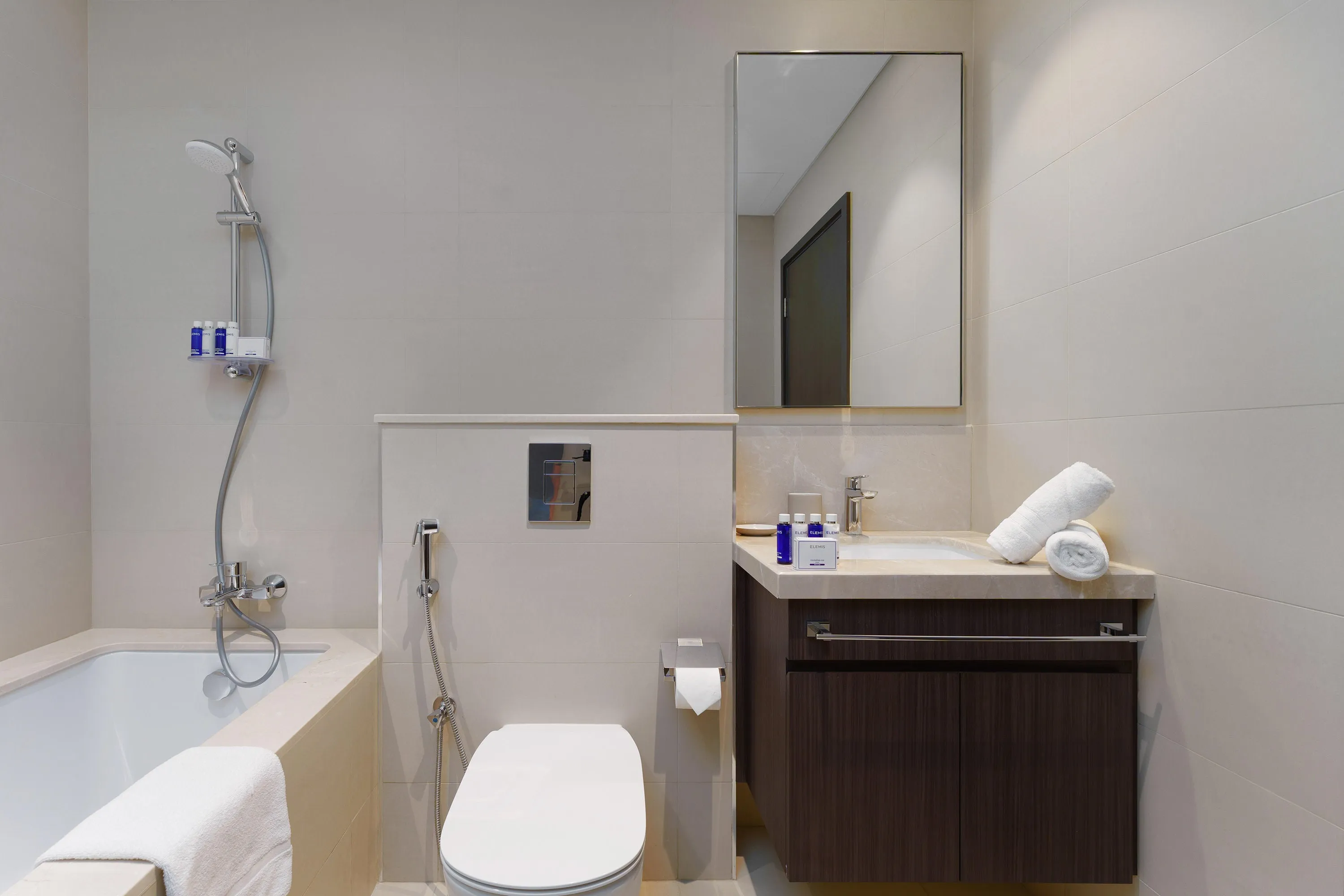Luxury Apt w/ Burj Khalifa Vw & Direct Mall Access