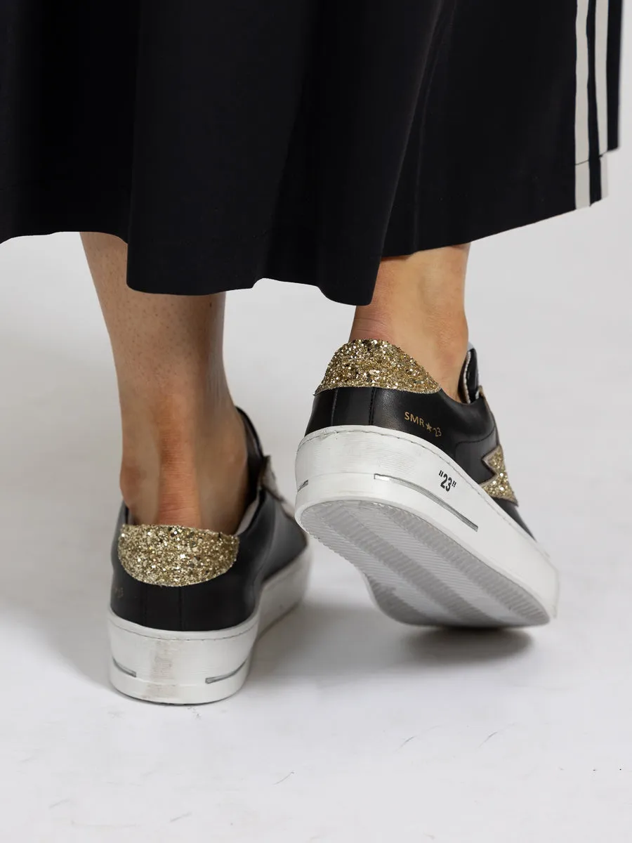 SMR23 MAYA sort sneaker med gulldetaljer