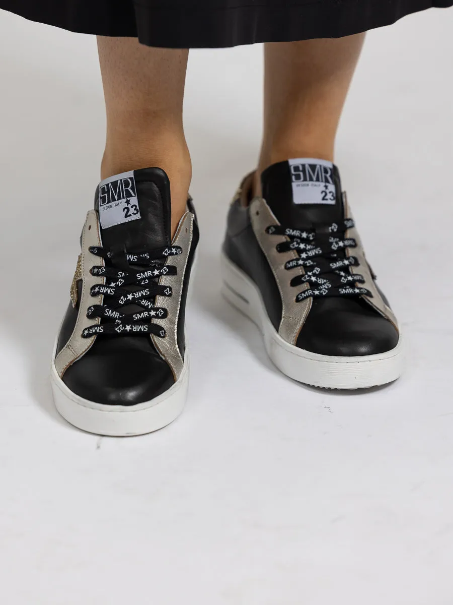 SMR23 MAYA sort sneaker med gulldetaljer