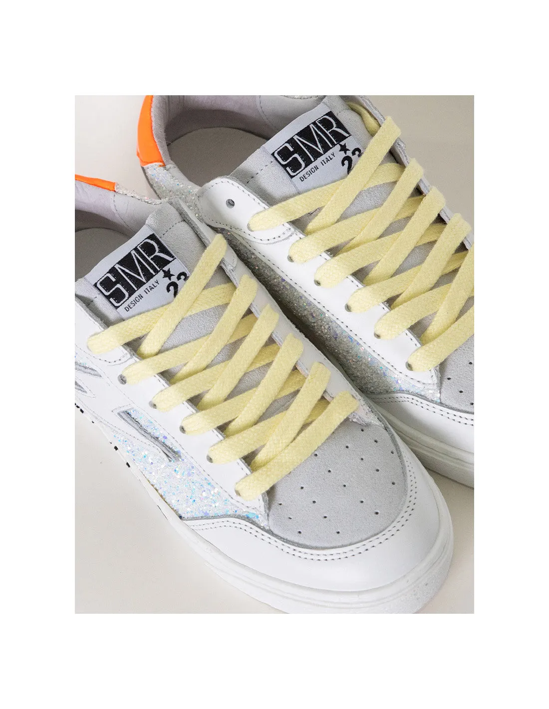SMR23 Taline hvit sneaker med hvit, sølv og lys blå strass og neon oransje helkappe