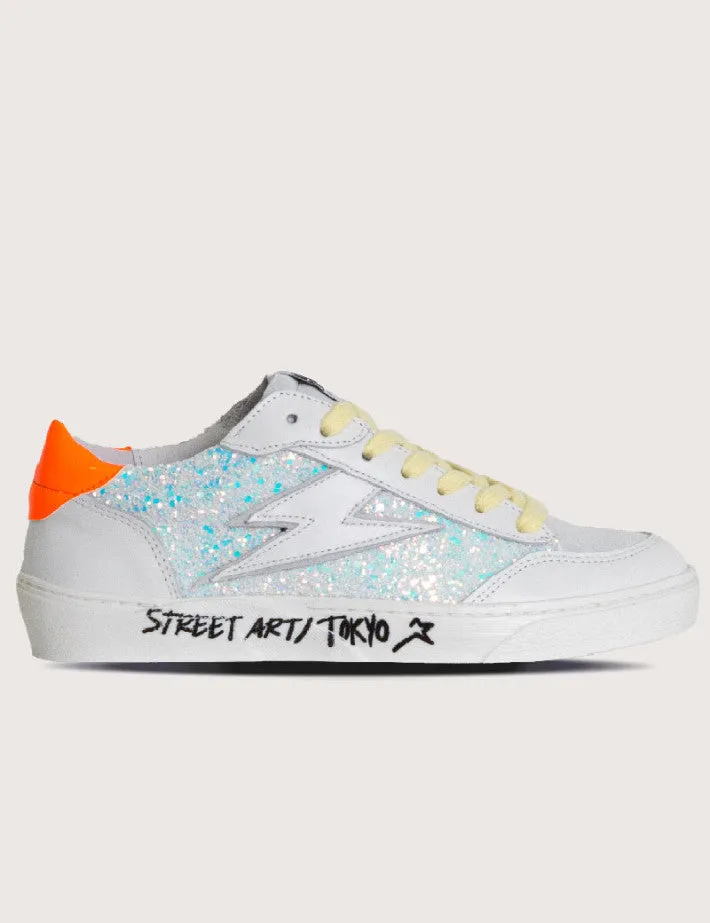SMR23 Taline hvit sneaker med hvit, sølv og lys blå strass og neon oransje helkappe