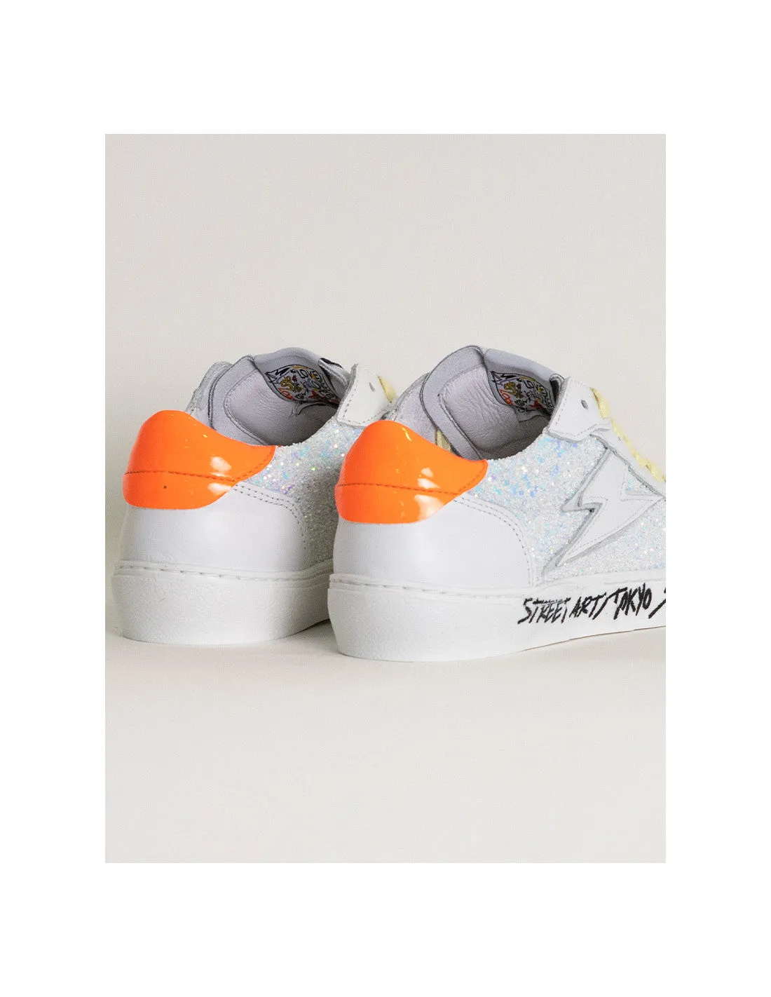SMR23 Taline hvit sneaker med hvit, sølv og lys blå strass og neon oransje helkappe
