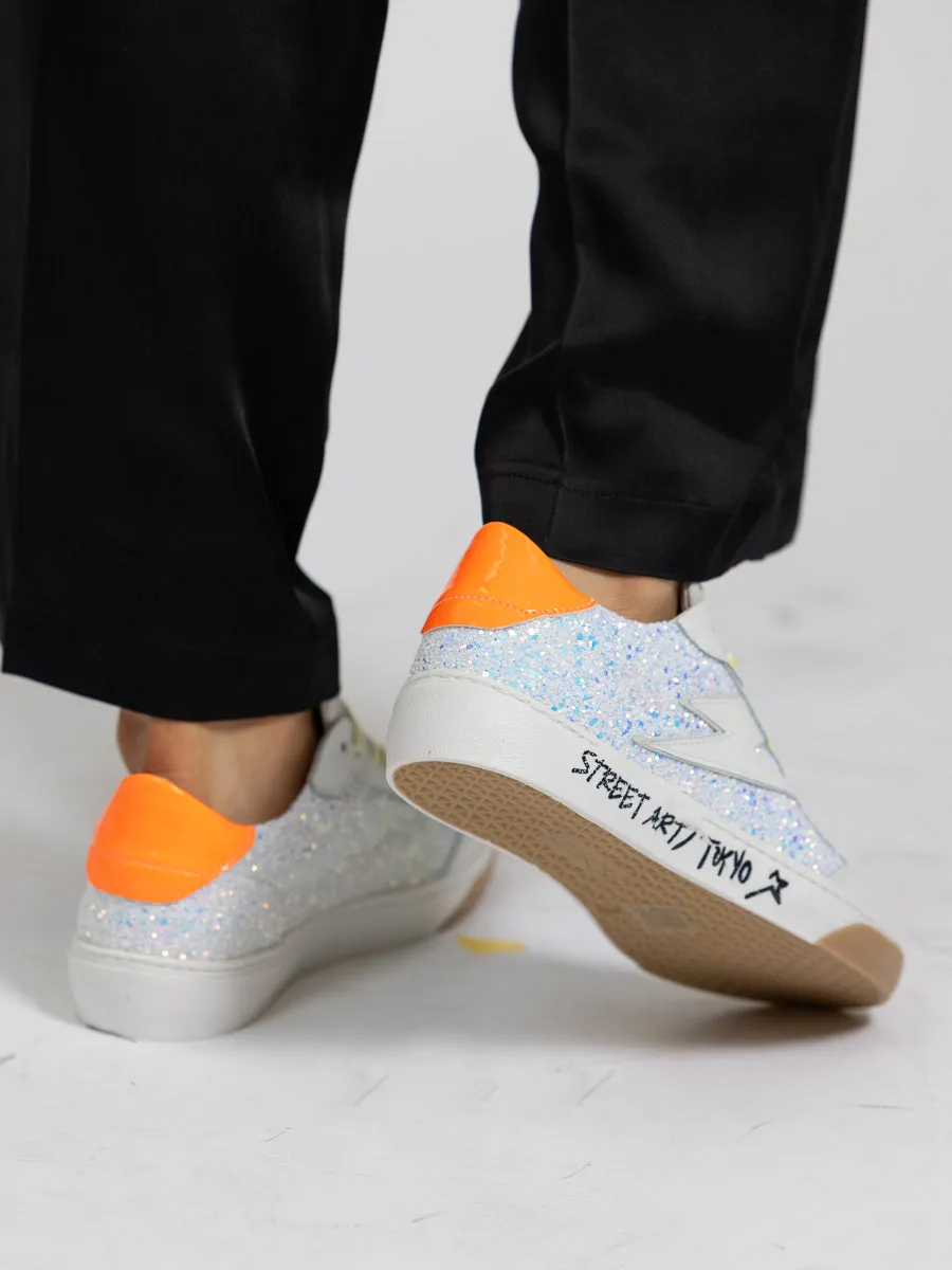 SMR23 Taline hvit sneaker med hvit, sølv og lys blå strass og neon oransje helkappe