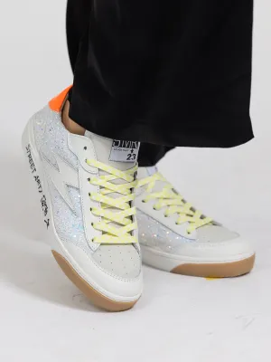 SMR23 Taline hvit sneaker med hvit, sølv og lys blå strass og neon oransje helkappe
