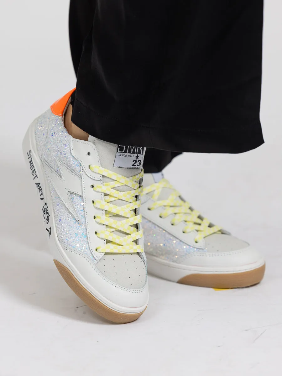 SMR23 Taline hvit sneaker med hvit, sølv og lys blå strass og neon oransje helkappe