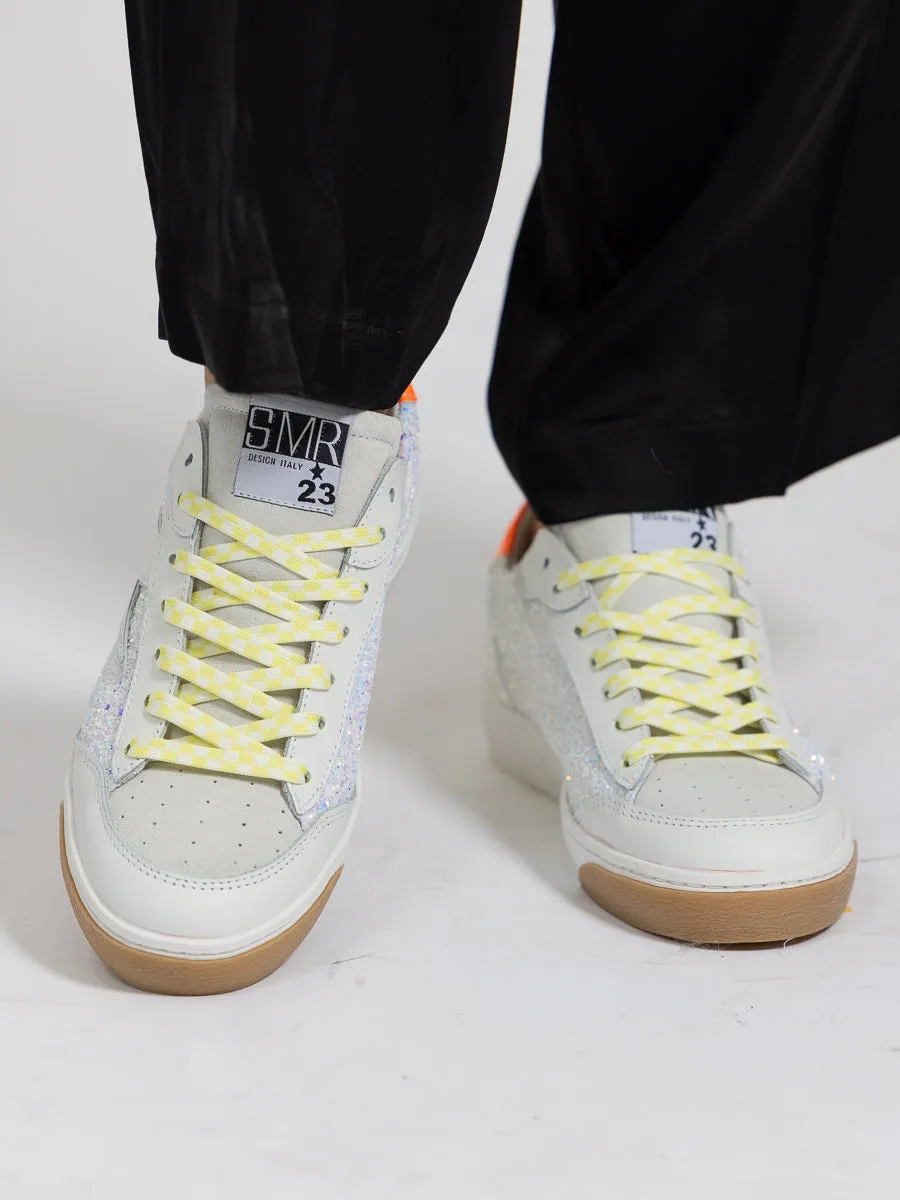 SMR23 Taline hvit sneaker med hvit, sølv og lys blå strass og neon oransje helkappe
