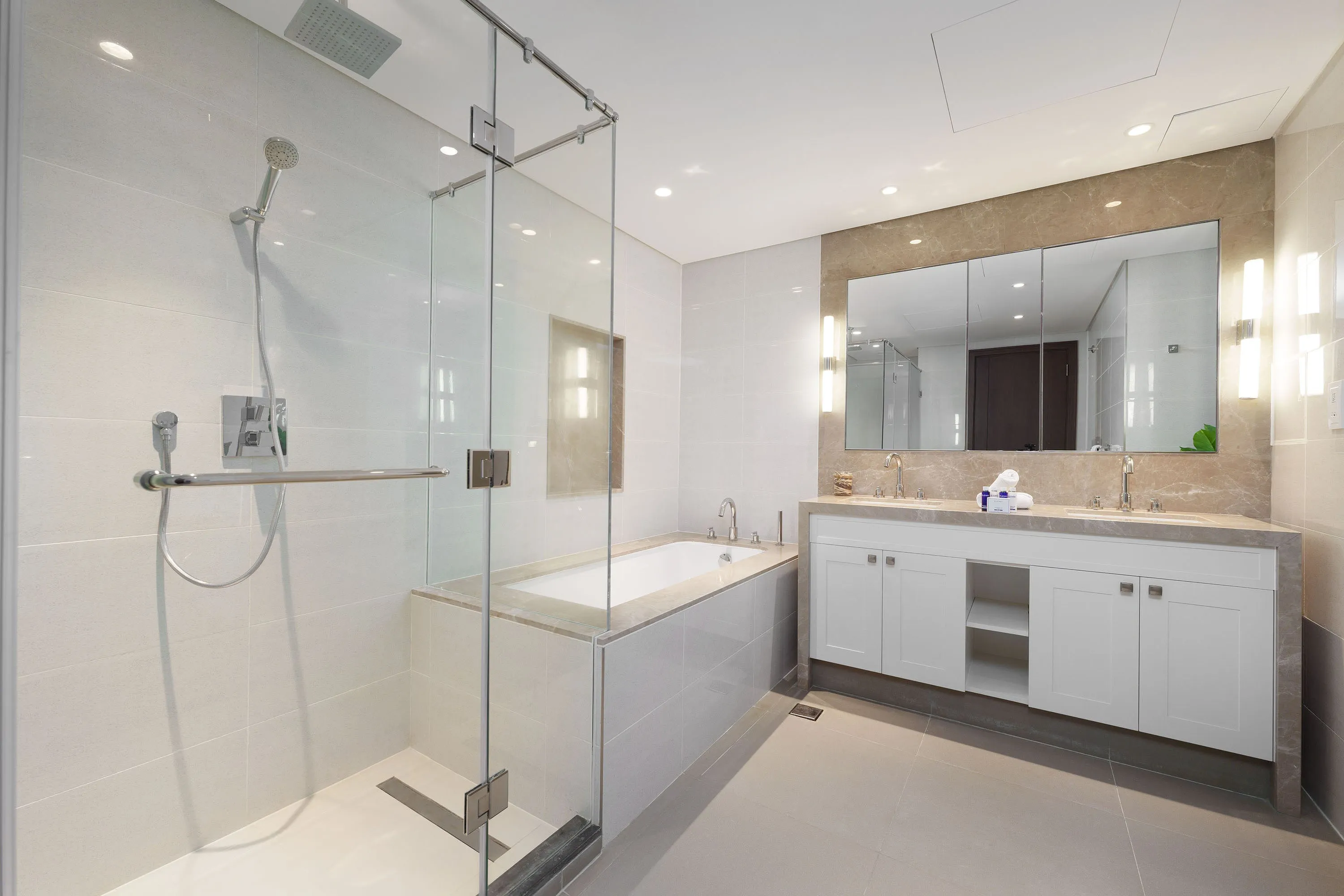 Ultra Chic High-Floor Apt w/ Direct Burj Khalifa & Fountains Views
